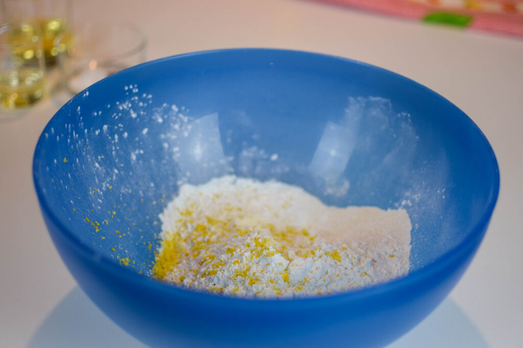 Ingredienti in polvere preparazione  chiacchiere.