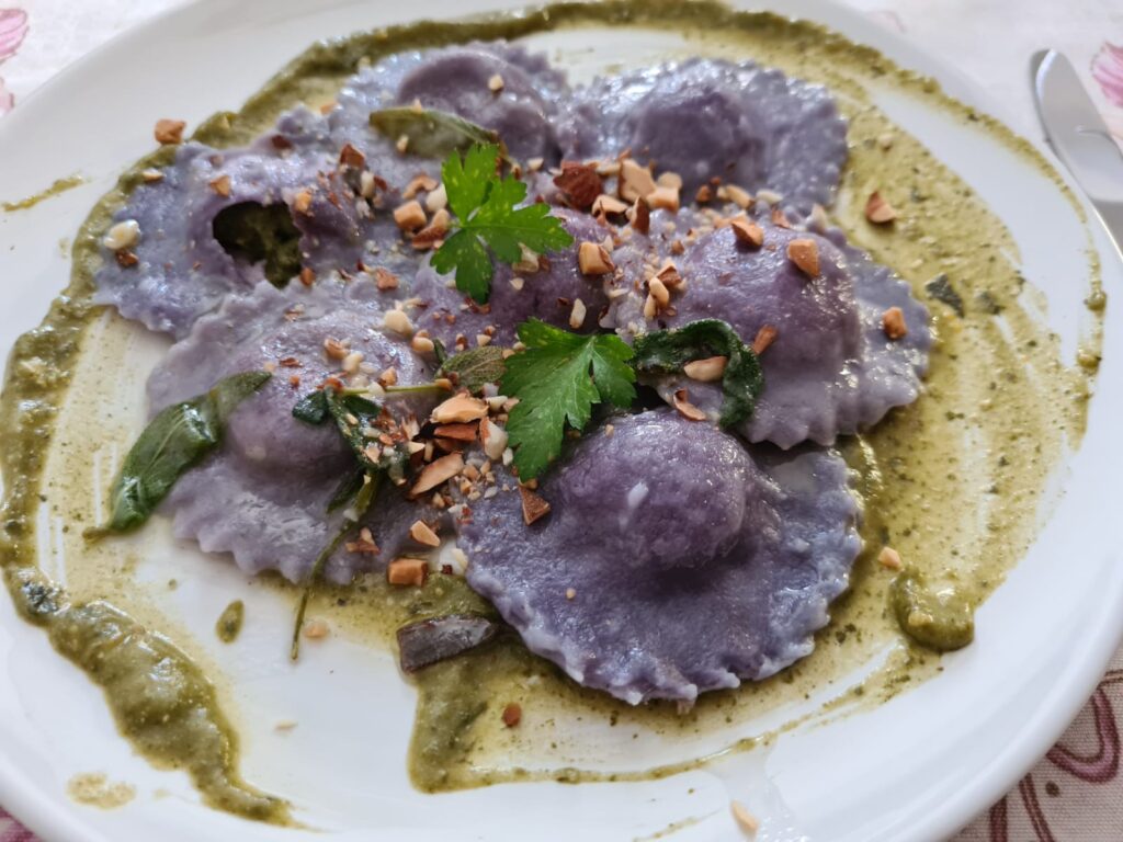 Ravioli viola piatto